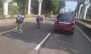 Tangkapan layar: Atlet sepatu roda latihan di Jalan Gatot Subroto (Video: Twitter @pativ7)