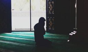 Jadwal Sholat Bandung Mei 2022 Lengkap, Cek Jamnya Doa ketika sedang terbelit utang pinjol. (foto: ilustrasi/Pixabay)