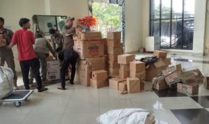 Bea Cukai dan Satpol PP Kota Bekasi amankan ribuan batang rokok illegal. (Tuahta Simanjuntak/FIN)
