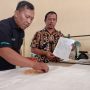 Petugas Bulog melakukan pengecekan kualitas jagung bersubsidi yang akan didistribusikan untuk peternak ayam di Tasikmalaya, Kamis (9/6/2022) sore. (ujang nandar/radartasik.disway.id)--