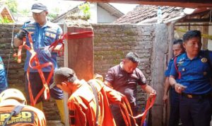 Petugas pemadam kebakaran saat berupaya mengevakuasi korban keracunan yang berada didalam sumur saat bermaksud kuras sumur. (ist)