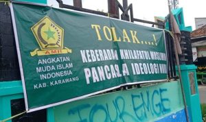 Salah satu spanduk yang menolak keberasaan paham khilafatul Muslimin di Karawang. (ist)