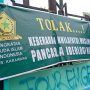 Salah satu spanduk yang menolak keberasaan paham khilafatul Muslimin di Karawang. (ist)
