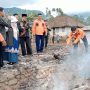 Kang DS bersama rombongan saat mengunjungi lokasi kebakaran di Desa Kertamanah Kecamatan Pangalengan, Kamis (9/6) (foto:Rita-Jabarekspres.com)