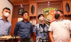 Petugas dari Polresta Balikpapan yang memeriksa netizen yang berkomentar Hilangnya Eril hanya Settingan. (ist)