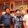 Petugas dari Polresta Balikpapan yang memeriksa netizen yang berkomentar Hilangnya Eril hanya Settingan. (ist)