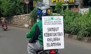 Salah satu pengendara motor yang mengikuti konvoi kelompok Khilafatul Muslimin. Polisi beberkan aliran dana yang masuk ke jaringan tersebut. (tangkapan layar video)