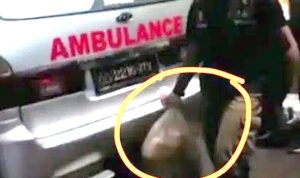 Petugas membawa Bukti kejahatan NM, pelaku aborsi yang simpan 7 janin bayi didalam kosannya. (radarcirebon)