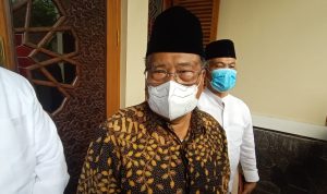 Ketua MUI Jabar, Rachmat Syafe'i, saat menjelaskan teknis persemayaman Jenazah Eril. Foto. Sandi Nugraha.