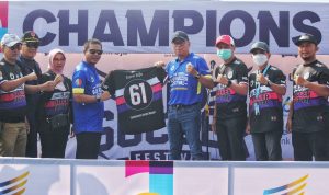 Jadi Ajang Munculnya Calon Atlet, Bupati Bandung Apresiasi bjb Soccer Festival Bupati Bandung, Dadang Supriatna (kiri) saat menerima cinderamata berupa baju olahraga dalam pembukaan bjb Soccer Festival di Soreang, Kabupaten Bandung, Sabtu (11/6). (Deni/Jabar Ekspres)