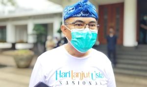 Kepala Dinas Sosial Kota Bandung, Tono Rusdiantono, saat memberikan paparan tentang upaya mengatasi warga miskin yang terus bertambah, kepada wartawan di Balai Kota Bandung belum lama ini.