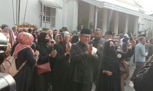 Mantan Gubernur Jabar Aher dan istri saat mengunjungi Gedung Pakuan. Senin(13/6). Foto. Sandi Nugraha.
