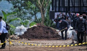 Dengan Tangannya Sendiri, Ridwan Kamil Kubur Jenazah Eril Ridwan Kamil mengawali prosesi penguburan putranya, dengan mengambil tanah dan kubur jasad sang putra dengan tangannya sendiri. (Deni-Jabarekspres)