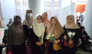 Kerabat dan Sanak Saudara Athalia Praratya, Ayah Rukoyah (kedua dari kanan) dan Ida Hamidah Akbariah (ketiga dari kiri) selepas menghadiri takziah Eril di Gedung Pakuan. (Wildan/Jabar Ekspres).