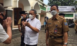 Wali Kota Bandung Yana Mulyana menyerukan untuk tidak khawatir dengan wabah PMK saat jelang Idul adha. Ujarnya saat berkunjung ke Kantor MUI Kota Bandung, di Jl. Terminal Sadang Serang No. 13, Selasa (14/6). (Arvi/Jabar Ekspres)
