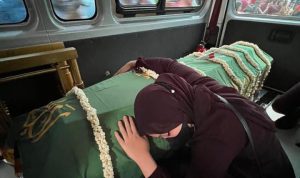 Pilu, Adik Eril Unggah Foto Peluk Peti Jenazah, Netizen Kembali Banjir Air Mata Foto Zara adik Eril yang peluk peti jenazah saat berada di dalam mobil, menuju lokasi pemakaman Eril. (instagram @camilliazr)