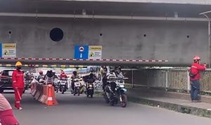 Jembatan yang Tertutup Grider Box, sehingga membuat kendaraan Besar tidka bisa lewat karena ketinggian hanya 1,7 meter. (ist)