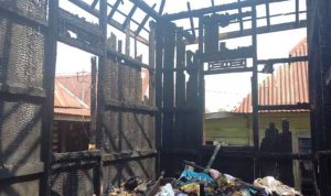 Rumah yang telah hangus, karena aksi anak yang nekat bakar rumah orang tuanya. (ist)