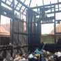 Rumah yang telah hangus, karena aksi anak yang nekat bakar rumah orang tuanya. (ist)