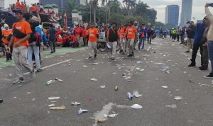 Massa aksi demo ribuan buruh yang membubarkan diri dengan tertib. namun meninggalkan sampah berserakan. Intan Afrida Rafni/disway.id-