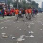 Massa aksi demo ribuan buruh yang membubarkan diri dengan tertib. namun meninggalkan sampah berserakan. Intan Afrida Rafni/disway.id-