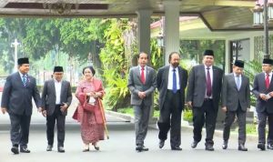 Momen unik para ketua umum parpol, yang berjalan beriringan membentuk sebuah barisan namun terbelah dua. Seakan menjadi dua poros politik. (net)
