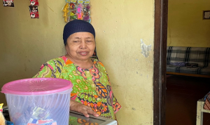 Rosani, salah satu warga sekitar yang rumahnya didatangi oleh wanita yang mengaku utusan malaikat. (Foto: Lutviatul Fauziah/JPNN)