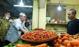 Menteri Perdagangan Zulkifli Hasan atau Zulhas tanpak blusukan masuk kedalam pasar di hari pertamanya kerja. (istimewa)