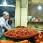 Menteri Perdagangan Zulkifli Hasan atau Zulhas tanpak blusukan masuk kedalam pasar di hari pertamanya kerja. (istimewa)