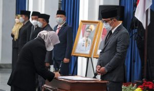 Gubernur Jabar, Ridwan Kamil saat melantik Ratusan ASN dengan jabatan Fungsional. Kamis (16/6). Foto. Deni Jabar Ekspres.