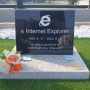 Batu Nisan Internet explorer yang dibuat oleh pria asal Korea Selatan. (Reuters via NeoWin)