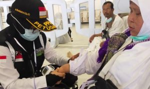 Srikandi bantu Jemaah di Masjidil Haram. (Dok. Kementerian Agama)