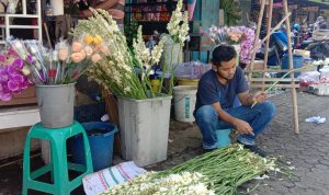 Salah seorang perajin karangan bunga di Jl. Wastukencana, Kota Bandung, syangmendapat berkah dari kepergian Eril. Sabtu (18/6). Foto. Sandi Nugraha.