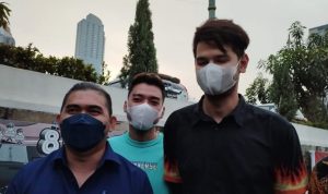 Pemain Sinetron Ikanatn Cinta Kevin Hiller yang berpesan sebagai Angga, saat mendatangi Polda Metro Jaya. (ist)