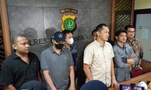 Aktor Iko Uwais seusai menjalani pemeriksaan di Polres Metro Bekasi
