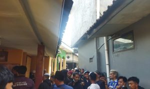 Para pelayat tengah berada di depan rumah almarhum, Asep Ahmad Solihin, Boobotoh Persib asala Cibaduyut, Kota Bandung, Yang meninggal. Sabtu (18/6). (Nizar/Jabar Ekspres)