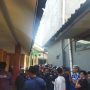 Para pelayat tengah berada di depan rumah almarhum, Asep Ahmad Solihin, Boobotoh Persib asala Cibaduyut, Kota Bandung, Yang meninggal. Sabtu (18/6). (Nizar/Jabar Ekspres)