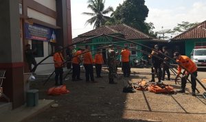 Korban Keracunan Massal di Tasik Bertambah, BPBD Siapkan Tenda Darurat BPBD mendirikan tenda darurat di halaman Puskesmas Sukaraja, untuk mengantisipasi korban keracunan yang terus bertambah. (ist/radartasik)