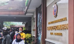 UNJUK RASA: Kantor BPN Kota Bandung digeruduk warga Dago Elos - Cirapuhan yang berunjuk rasa, meminta ketegasan BPN soal sengketa kepemilikan lahan, pada Senin (20/6) siang. (Deni/Jabar Ekspres)