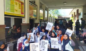 PROTES: Ratusan gabungan warga Dago - Cirapuhan berunjuk rasa di depan kantor ATR/BPN Kantah Kota Bandung, di Jl. Soekarno-Hatta No.586, Sekejati, Kec. Buahbatu, Kota Bandung. (Nizar/Jabar Ekspres)