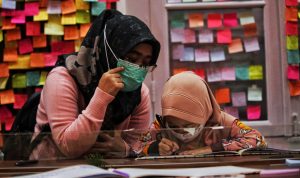 Warga yangSuasana di Ruang Ekspresi, Gedung Pakuan, Kota Bandung. (Foto: Deni/Jabar Ekspres) datang ke Ruang Ekspresi di Gedung Pakuan menitipkan untuk Emmeril Kahn Mumtadz atau Eril. (Foto: Deni/Jabar Ekspres)