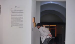 Pengunjung tengah melihat karya dalam pameran Archipelago yang digelar, di Gedung Pusat Kebudayaan (GPK), Jl Naripan, Kota Bandung. (Deni/Jabar Ekspres)