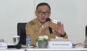 Plt. Bupati Bogor Iwan Setiawan saat pimpin Rapat Pembahasan Perkembangan Terkini Penanganan Penyakit Mulut dan Kuku Pada Hewan Ternak, serta pembentukan SAtgas PMK di Kabupaten Bogor, Senin (20/6). (Foto: Yudha Prananda)