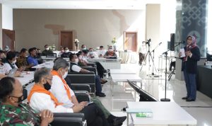 RESTORASI MANGROVE: Kepala Dinas Lingkungan Hidup Jawa Barat Prima Mayaningtias memaparkan kondisi hutan mangrove di Pantura Jabar saat FGD di kantor DLH Jabar, Selasa (21/6( FOTO: Andy Rusnandy