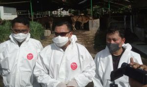 Tinjau RPH: Kapolresta Bogor Kota, Kombes Susatyo Condro Purnomo (tengah) bersama Komandan Kodim 0606/Kota Bogor Letkol Inf Ali Akhwan, didampingi Kepala DKPP Kota Bogor Anas S. Rasmana (kanan), Selasa, (21/6). (Foto: Yudha Prananda)
