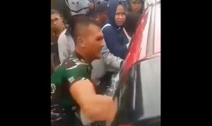 Viral, Aksi Heroik Prajurit TNI Pecahkan Kaca Jendela Untuk Selamatkan Balita yang Terkunci didalam Mobil tangkapan layar video saat prajurit TNI pecahkan kaca jendela untuk selamatkan balita didalam mobil yang terkunci