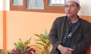 Guru olah raga SD Negeri Sayang, Sumaryadi (55), warga Desa Sayang, Kecamatan Jatinangor, Kabupaten Sumedang. (Yanuar/Jabar Ekspres)