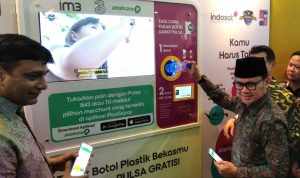 Wali Kota Bogor Bima Arya Sugiarto didampingi President Director IOH Vikram Sinha, saat mencoba RVM atau Mesin Penukaran Botol plastik pascakonsumsi. dalampeuncuran program 'Sampah jadi Pulsa' (Yudha Prananda)