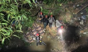 Hilangnya Penumpang Bus Pariwisata di Tasikmalaya Jadi Misteri, Siti Munawaroh Tak Tinggalkan Jejak Sama Sekali Proses pencarian hilangnya Siti Munawaroh penumpang bus pariwisata yang terjun ke jurang di tasikmalaya.