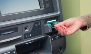 Ilustrasi tarik tunai di ATM. (Pixabay)